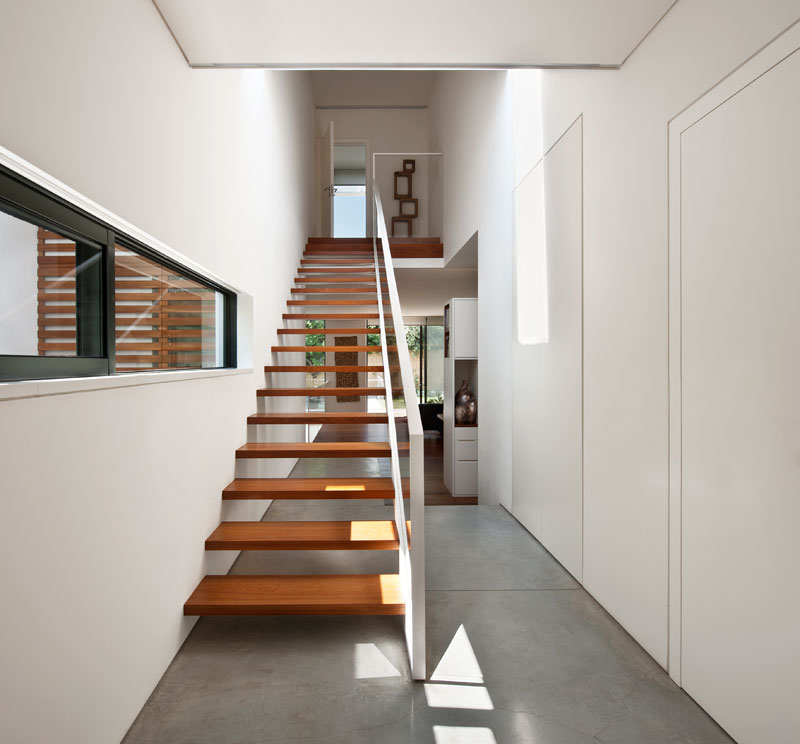 מדרגות עץ בבית